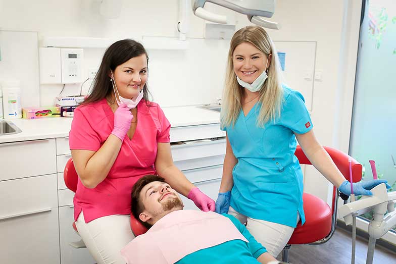 Zubní lékař se sestrou v ordinaci v České Lípě